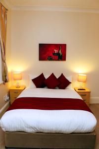 Double Room with Private Bathroom room in Gatwick Inn Hotel- Premises Professionally Antiseptic