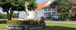 LONJSKI DVORI, Hotels - Repušnica