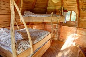 B&B / Chambres d'hotes Insolite dans les arbres Les Ormes, Epiniac : Cabane Familiale dans les Arbres (6 Personnes)
