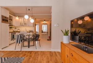 cО́coEllie - Aesthetic 2BD Apt Near National Palace by Flat Mаnager