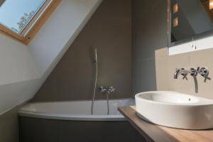 Hotels La Ferme Blanche, The Originals Relais : photos des chambres
