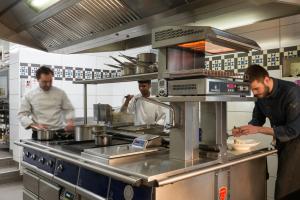 Hotels La Ferme Blanche, The Originals Relais : photos des chambres
