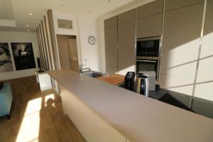 Luxury, central 3 bedroom, 3 bathrooms 5 mins from the Palais 410