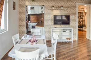Host Housee Angels Apartment 2 Bedroom 2 Bathroom in top centre