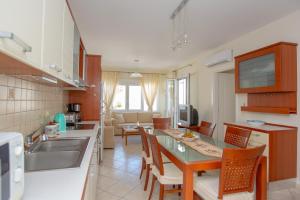 Irida Holiday Home