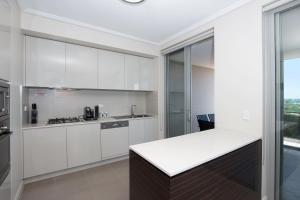 The Junction Palais - Modern and Spacious 2BR Bondi Junction Apartment Close to Everything