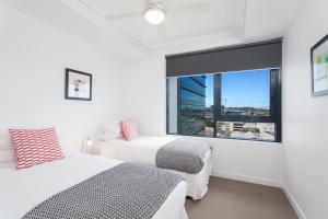 Keeping Cool on Connor - Executive 2BR Fortitude Valley apartment with pool and views