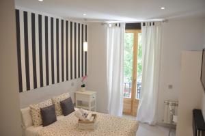 Deluxe Double Room with City View room in Hostal Mendoza