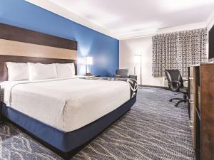 King Room - Non-Smoking room in La Quinta by Wyndham Phoenix I-10 West