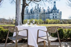 Place St-Louise, 41250 Chambord, France.