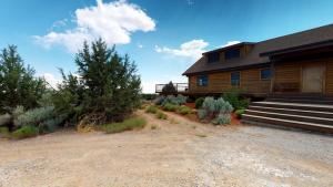 Triple Room with Mountain View room in Wrap Around Deck Mustang Mesa Cabin