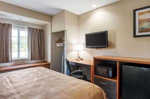 King Suite - Non-Smoking room in Quality Inn & Suites I-81 Exit 7