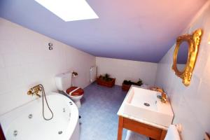 Junior Suite with Spa Bath room in Posada Rural Ochohermanas