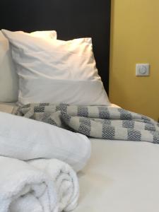 Hotels Les Bains Boyardville - Hotel et Restaurant : Chambre Simple - Vue sur Jardin