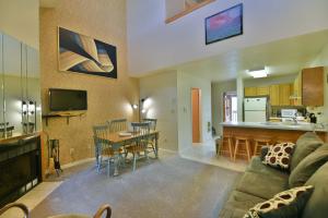 Two-Bedroom Condo room in Wolf Lodge Condo #1111