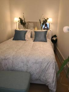 Explore Madrid from a warm apartment with patio at a newly refurbished manorial building