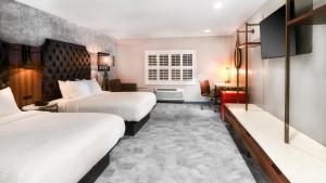 Queen Suite room in Hollywood Inn Suites Hotel