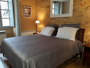 Le Grenier du Chapitre son loft avec les poutres et lappartement une chambre sans les poutres