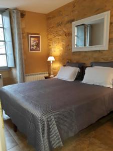 Le Grenier du Chapitre son loft avec les poutres et lappartement une chambre sans les poutres