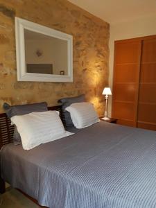 Le Grenier du Chapitre son loft avec les poutres et lappartement une chambre sans les poutres