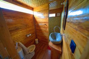 Phòng Superior đôi hoặc 2 giường đơn nhìn ra hồ bơi (Superior Double or Twin Room with Pool View)