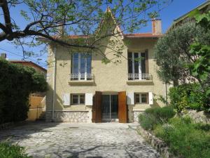 Maison avec jardin sur une colline