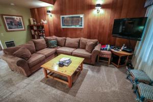 Two-Bedroom Apartment room in Discovery 4 #108 Condo