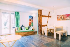 Deluxe Four-Bedroom Apartment with Garden room in Stadthaus Gut Hügle