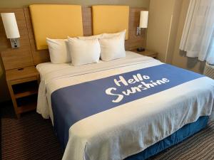 King Room - Mobility Access/Non-Smoking room in Days Inn by Wyndham Brooklyn Borough Park