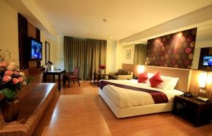 Phòng Loại Sang Giường Lớn – Hút Thuốc (Deluxe King Bed - Smoking)