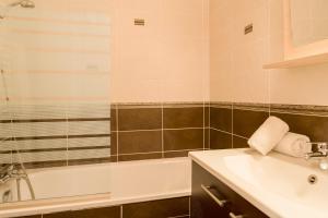 Hotels The Originals City, Hotel La Siesta, Annonay Est (Inter-Hotel) : Chambre Quadruple avec 1 Lit Double et 2 Lits Simples