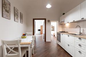 GuestHost - Quattro Canti Charming Flat