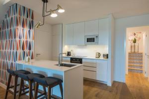 Modern and Colourful Flat in Graça by LovelyStay