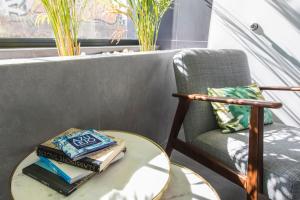 Modern and Colourful Flat in Graça by LovelyStay