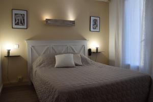 Hotels Hotel le Grillon : Chambre Double avec Balcon