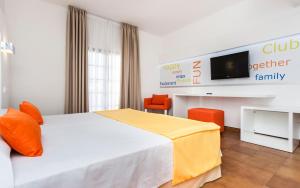 Triple Room (2 Adults + 1 Child) room in Globales Cortijo Blanco
