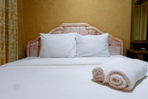 Spacious 1BR Apartment at Taman Beverly By Travelio