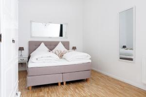 SC 04 by ROCKCHAIR Apartments l SUPERHOST Status l 4 Bedrooms Boxspringbeds 2 Bathrooms Balcony Elevator - Cozy Family & Business Flair welcomes you!