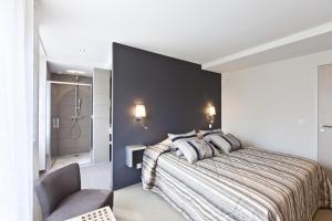 Hotels Hostellerie Saint Germain : Chambre Double Supérieure avec Baignoire et Douche