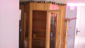 Chalets La jonquille jacuzzi et sauna : photos des chambres