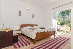 Apartment and Rooms Ema