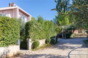 Apartment and Rooms Ema