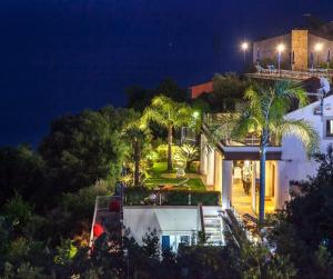 One-Bedroom Apartment with Sea View room in Villa Zagara Garden