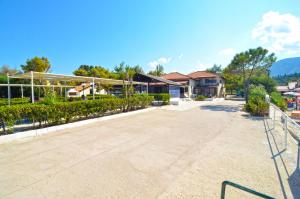 Oasis Beachfront Studios & Apartments, by ZanteWize - Apartmány, Alikanas