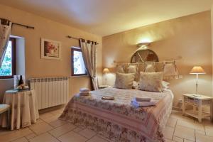 Hotels Les Carmes and spa : photos des chambres