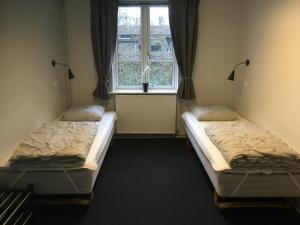 Dvoulůžkový pokoj s oddělenými postelemi a sdílenou koupelnou