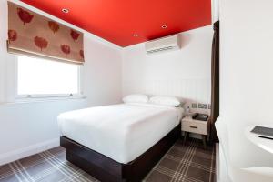 Superior Single Room room in Radisson Blu Edwardian Sussex Hotel, London