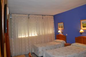 Triple Room room in Hostal Al-Qazeres