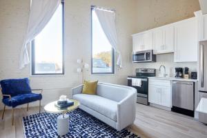 Queen Suite room in Sonder — The Esplanade