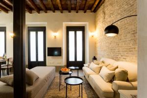 Oak & Sandstone Studio - Space Maison Apartments